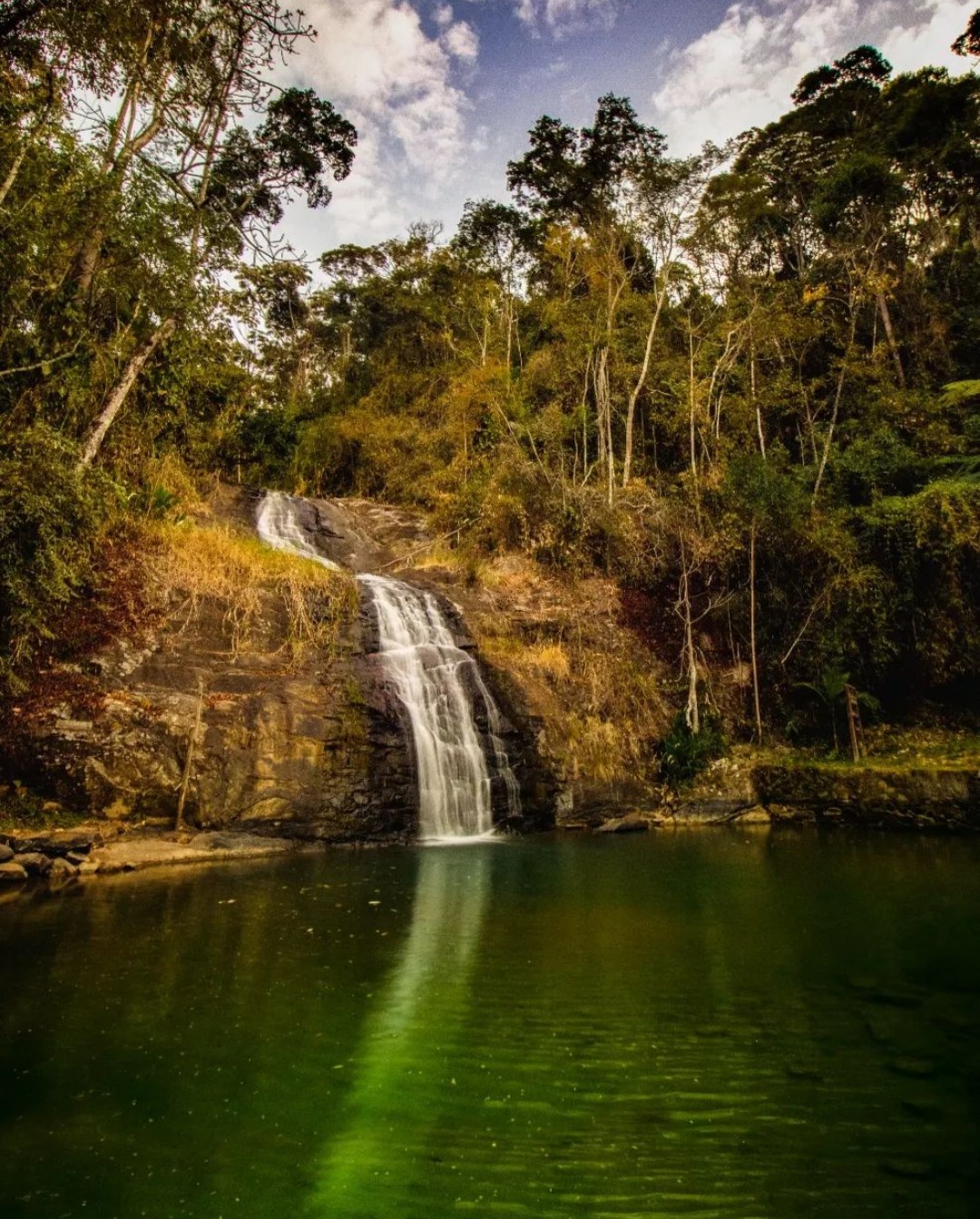 CLUBE DE CAMPO: CACHOEIRAS E FONTES DE ÁGUA MINERAL