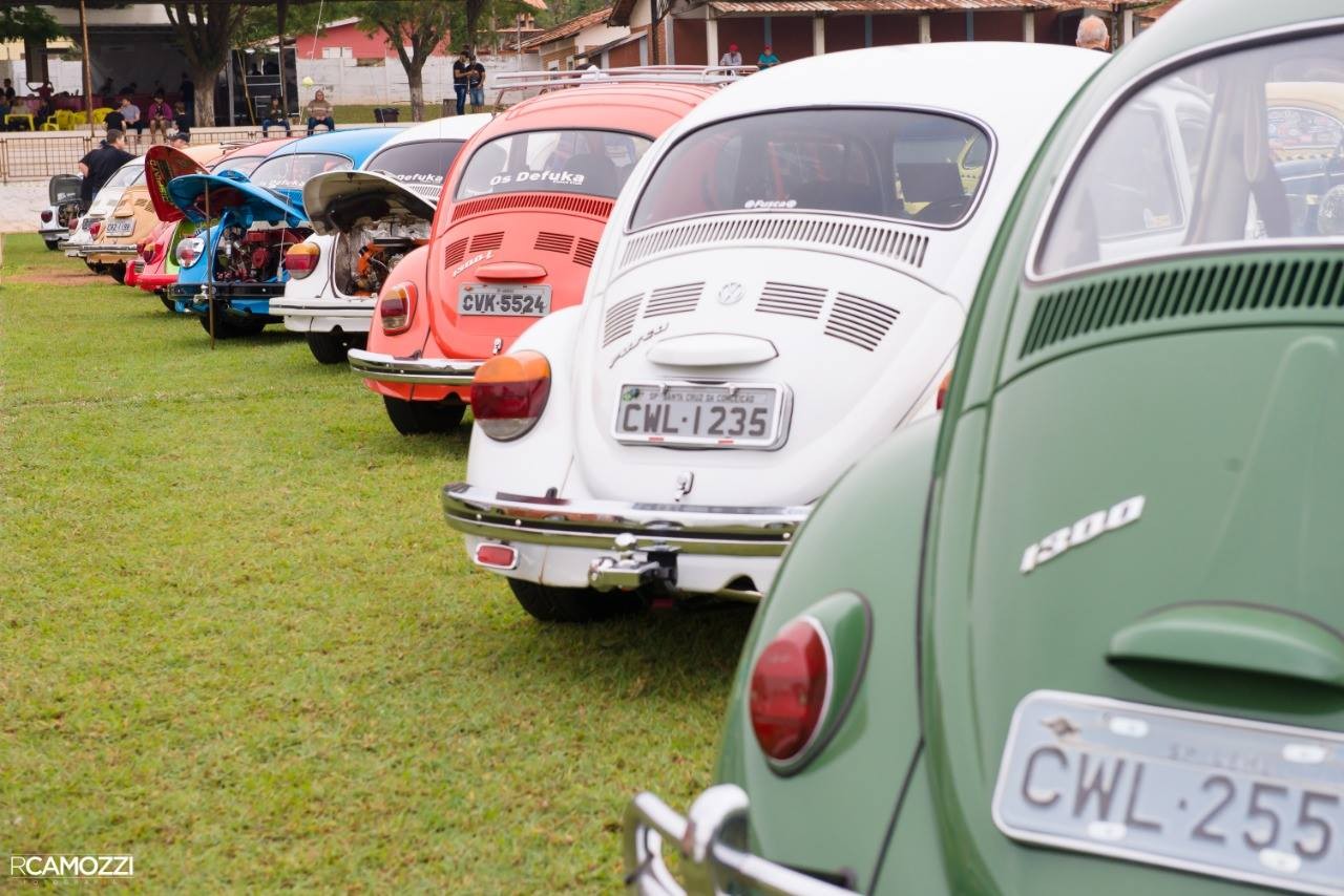 Carros antigos - NOTÍCIAS - Carros antigos de automobilismo desfilam na  Suíça